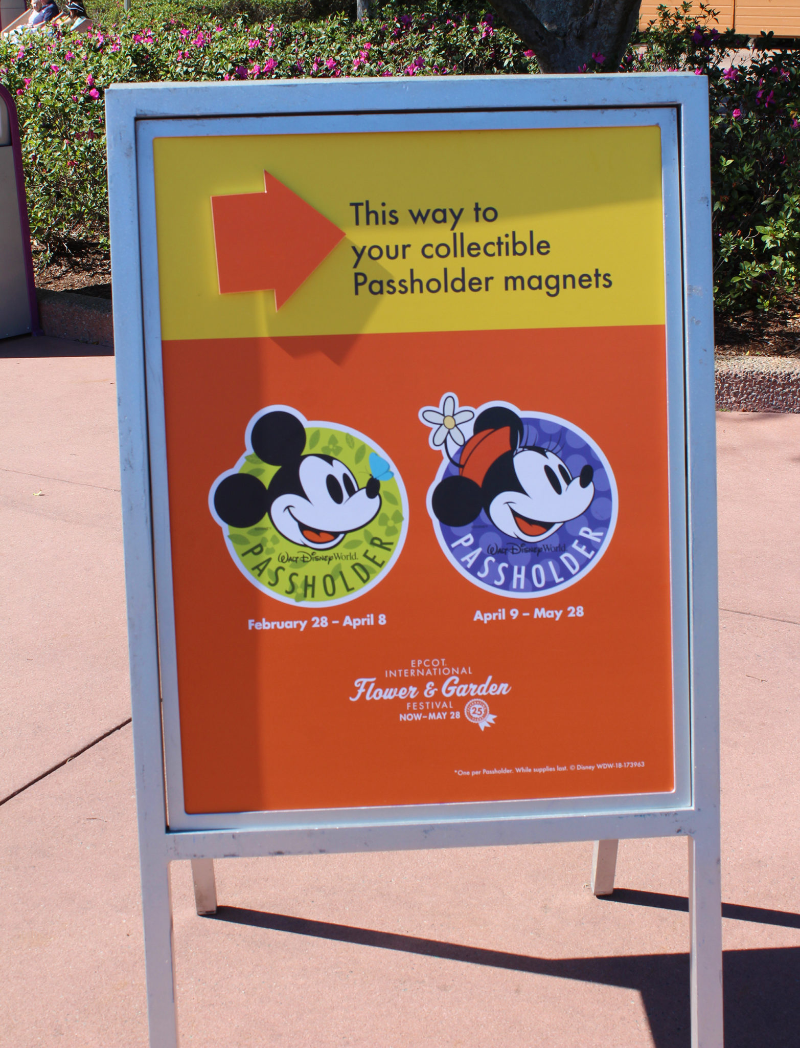 A sign showing the two free magnets for annual passholders at Flower and Garden.