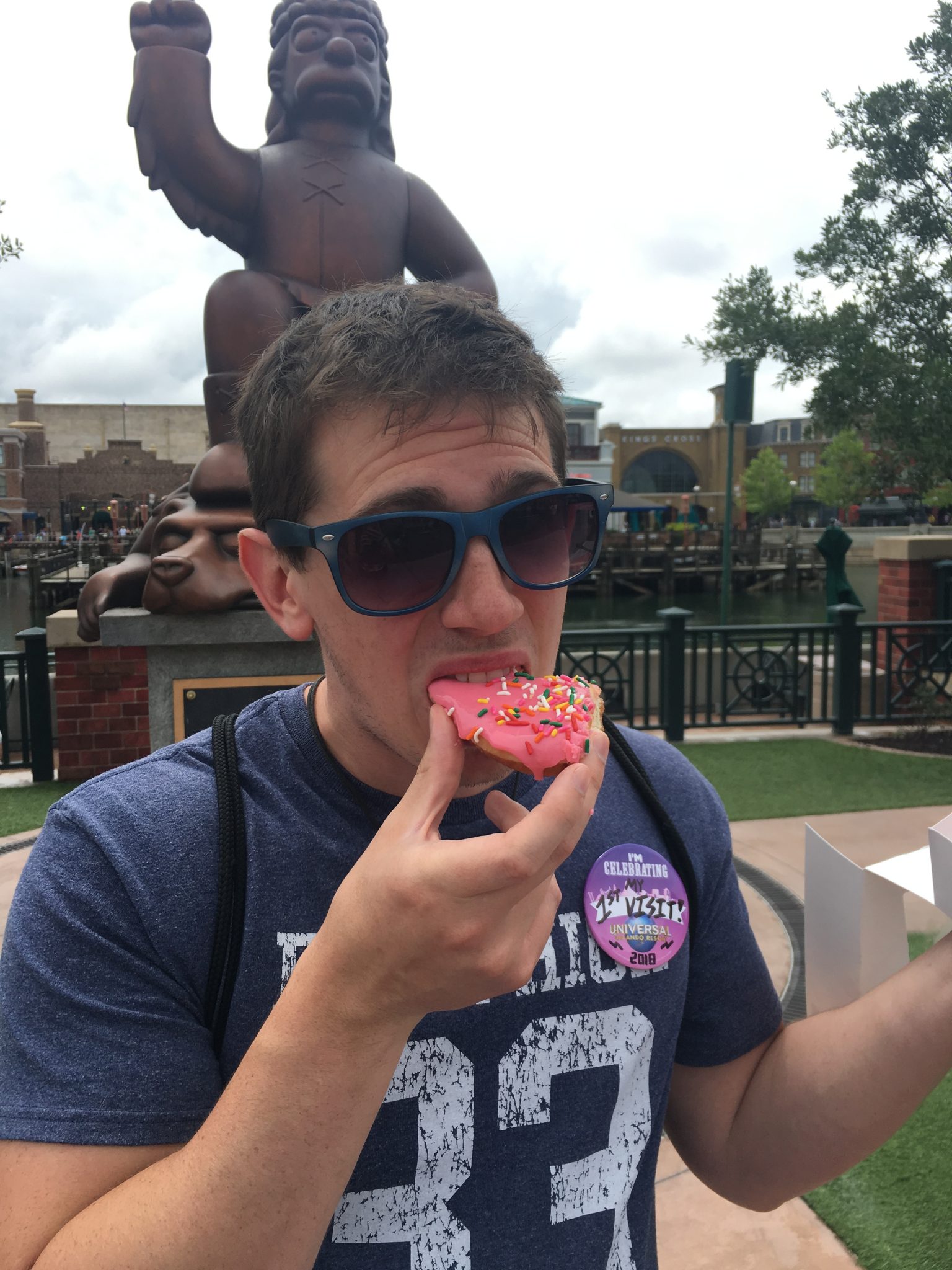 Robby eating one of the Simpsons' doughnuts.